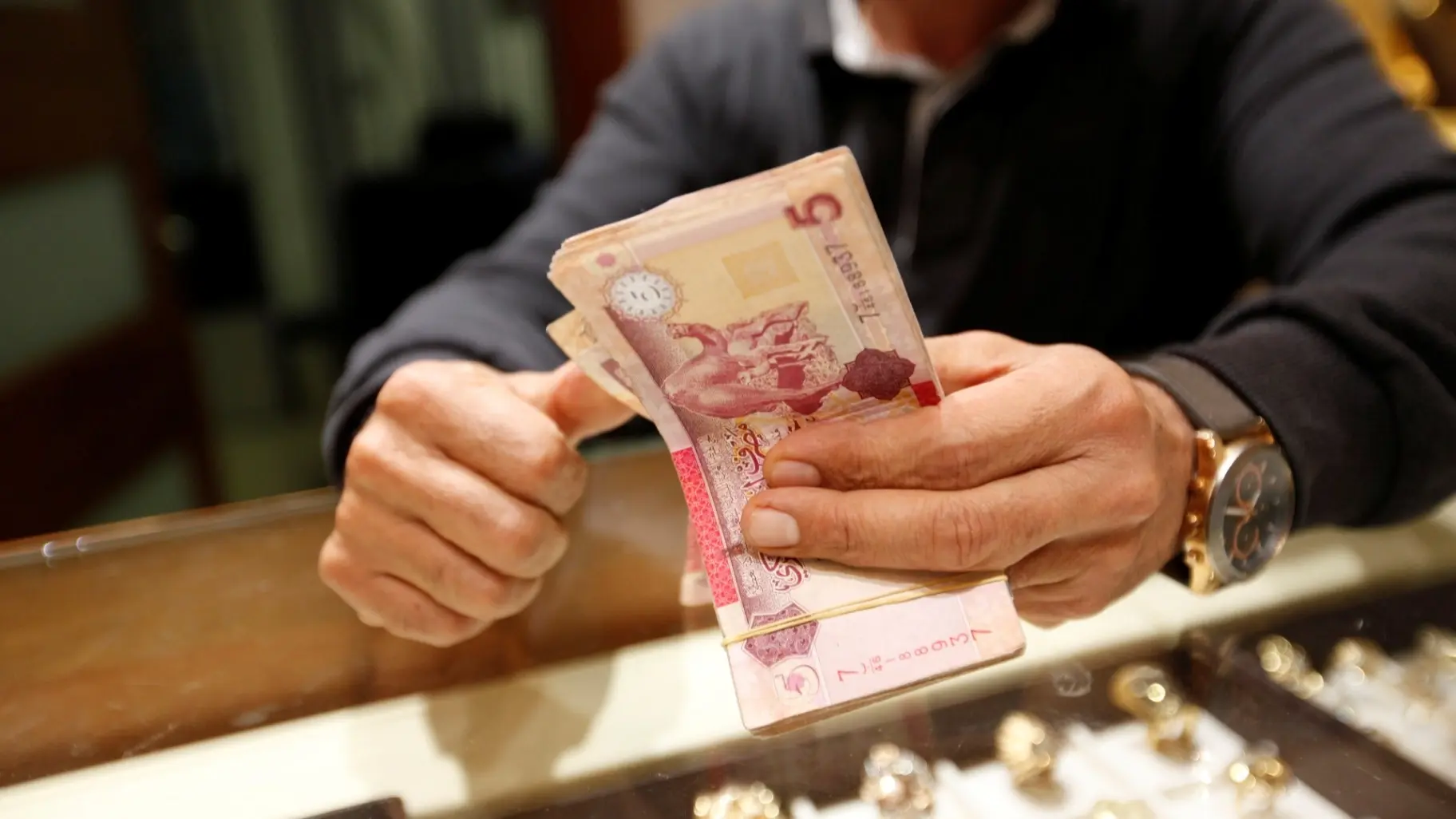 السعر لحظة بلحظة.. سعر الدينار الليبي اليوم الاثنين 19 فبراير 2024 في السوق السوداء والبنوك منتصف التعاملات