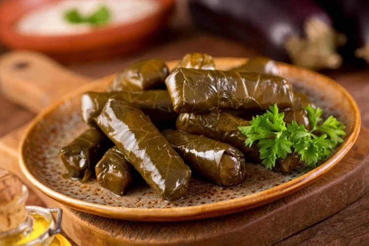 تجربة لا تُنسى: محشي ورق العنب الشهي بخلطة رائعة تذوب في الفم
