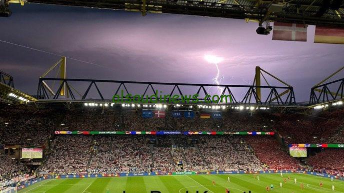 توقف مباراة المانيا والدنمارك بسبب البرق والأمطار الكثيفه