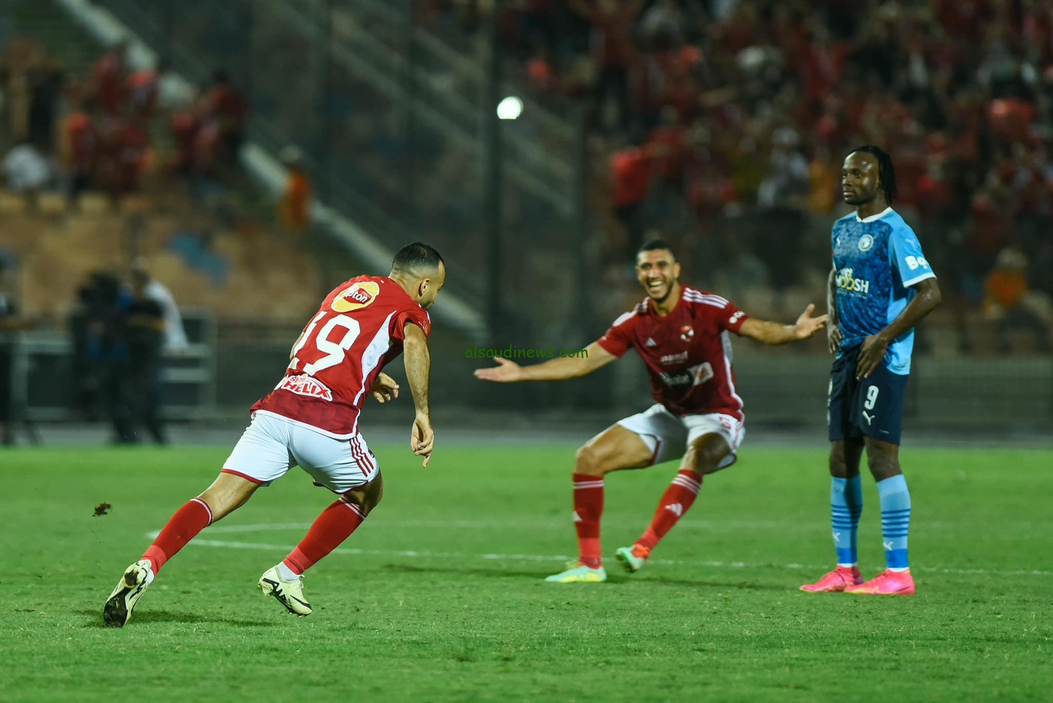 حسم اللقب.. القنوات الناقلة لمباراة الأهلي أمام بيراميدز اليوم في الدوري المصري