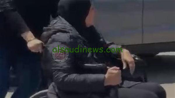 أرملة الفنان الراحل سليمان عيد تُصاب بحالة صراخ هستيرية أمام المستشفى ونقلها لتلقي الرعاية الطبية