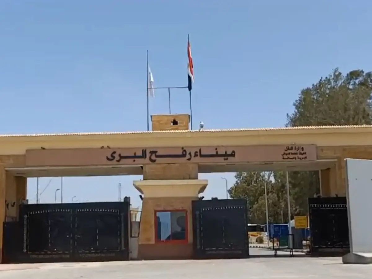 استمرار فتح معبر رفح من الجانب المصري لليوم الـ33 وسط تشديد عسكري إسرائيلي جنوب غزة