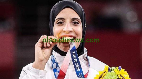 وزير الرياضة يتحدث مع فريال أشرف للاطمئنان على صحتها