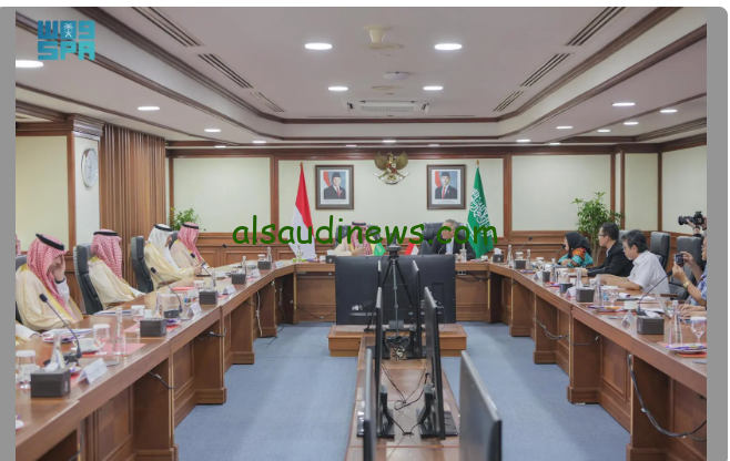 وزير الصناعة يستكشف تجربة إندونيسيا في تعزيز البحث والابتكار بالصناعة والتعدين