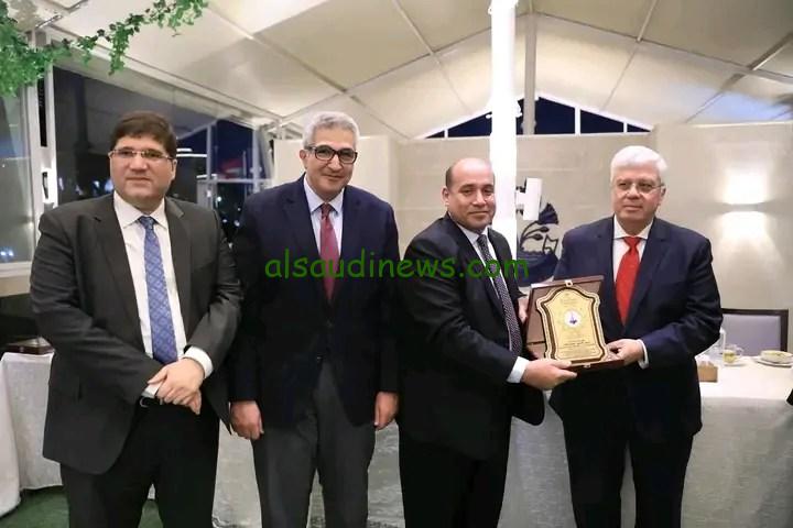 وزير التعليم العالي يكرم فريق العمل المنظم لزيارة الرئيس الفرنسي إلى جامعة القاهرة