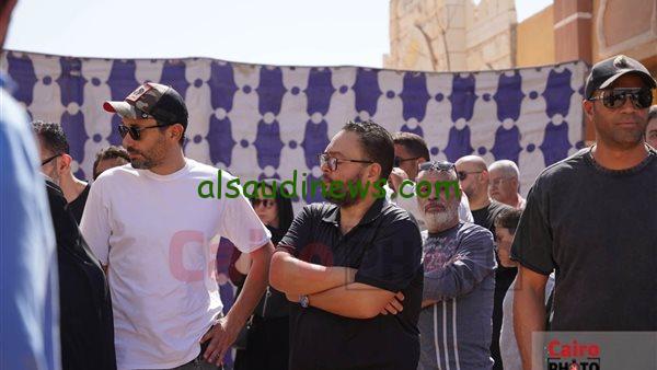 كريم محمود عبد العزيز يشارك في جنازة صديقه سليمان عيد: تفاصيل مؤثرة من الحدث