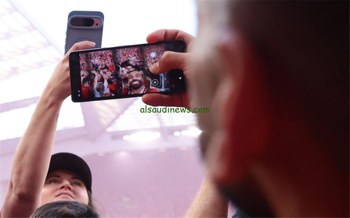 ديلي ميل تكشف سر احتفال محمد صلاح بـ”السيلفي” مع جماهير ليفربول