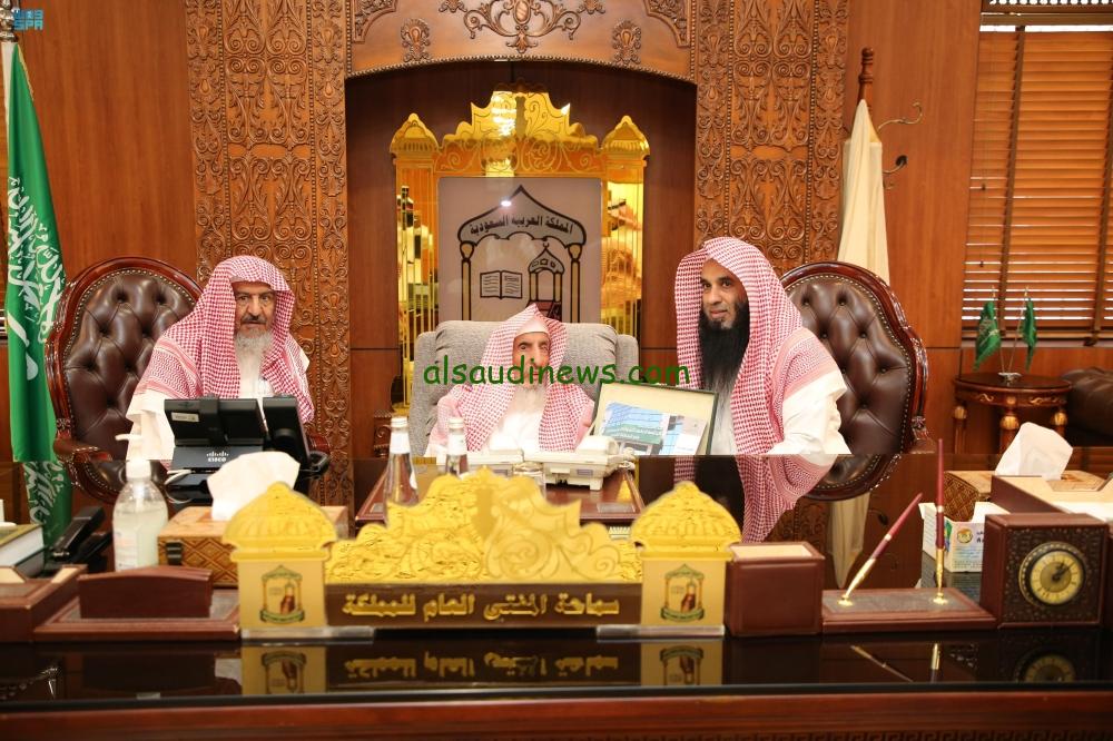 المفتي يستلم تقرير مبادرة “الرجوع إلى العلماء عند اختلاف الفتوى” لتعزيز الفتاوى الشرعية