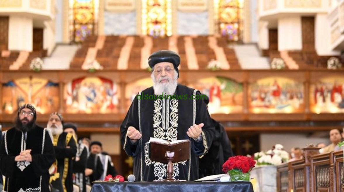 البابا تواضروس يقود صلوات الجمعة العظيمة بالكاتدرائية