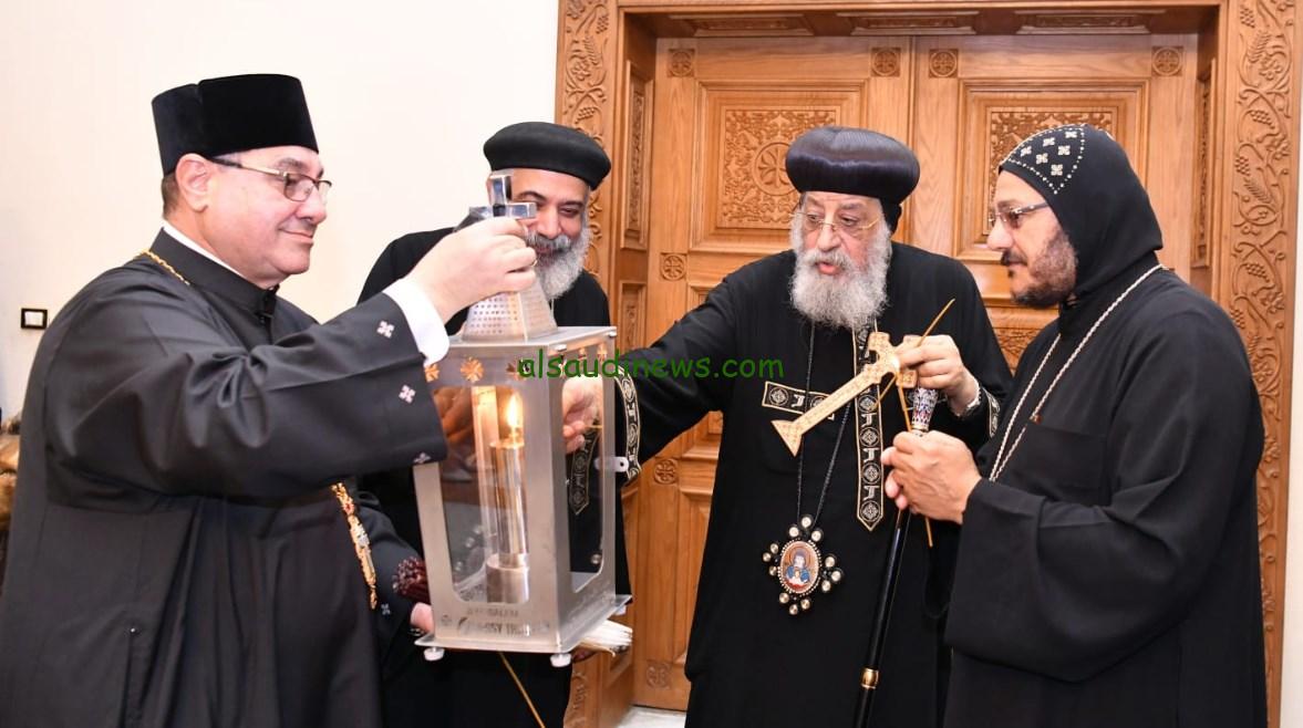 البابا تواضروس يستقبل النور المقدس من كهنة القدس