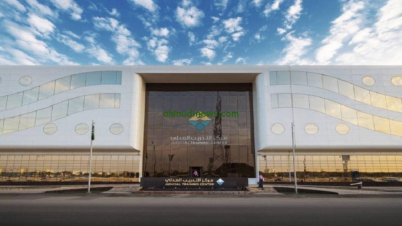 وزارة العدل تعتمد برنامج دبلوم المحاماة وتمنح درجات إضافية للموظفين في المرتبة العاشرة.