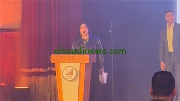 تكريم الفنانين المبدعين في المسرح ودعمهم لتحقيق أحلامهم الفنية