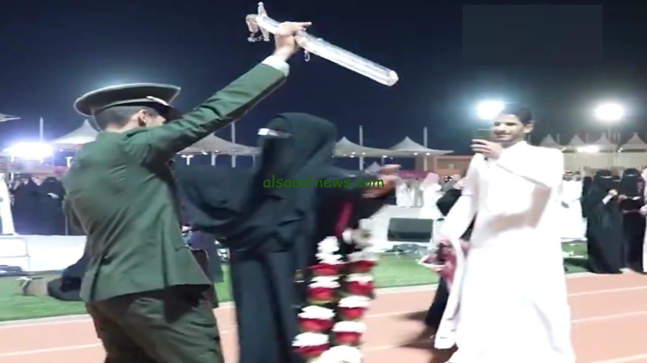 أوفي الرقيب أول البراء العتيبي بوعده وأهدى والدته السيف في لحظة مؤثرة
