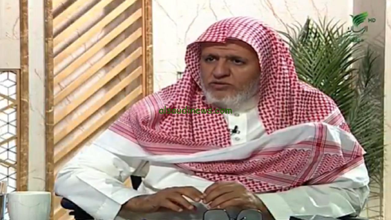 الشيخ الشبل يوضح حكم الكلام أثناء الطواف حول الكعبة ويؤكد صحة الطواف.