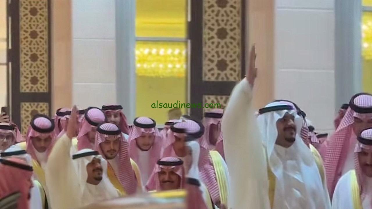 تفاعل الأمير محمد بن عبد الرحمن مع فرقة رجال الحجر يثير إعجاب السعوديين