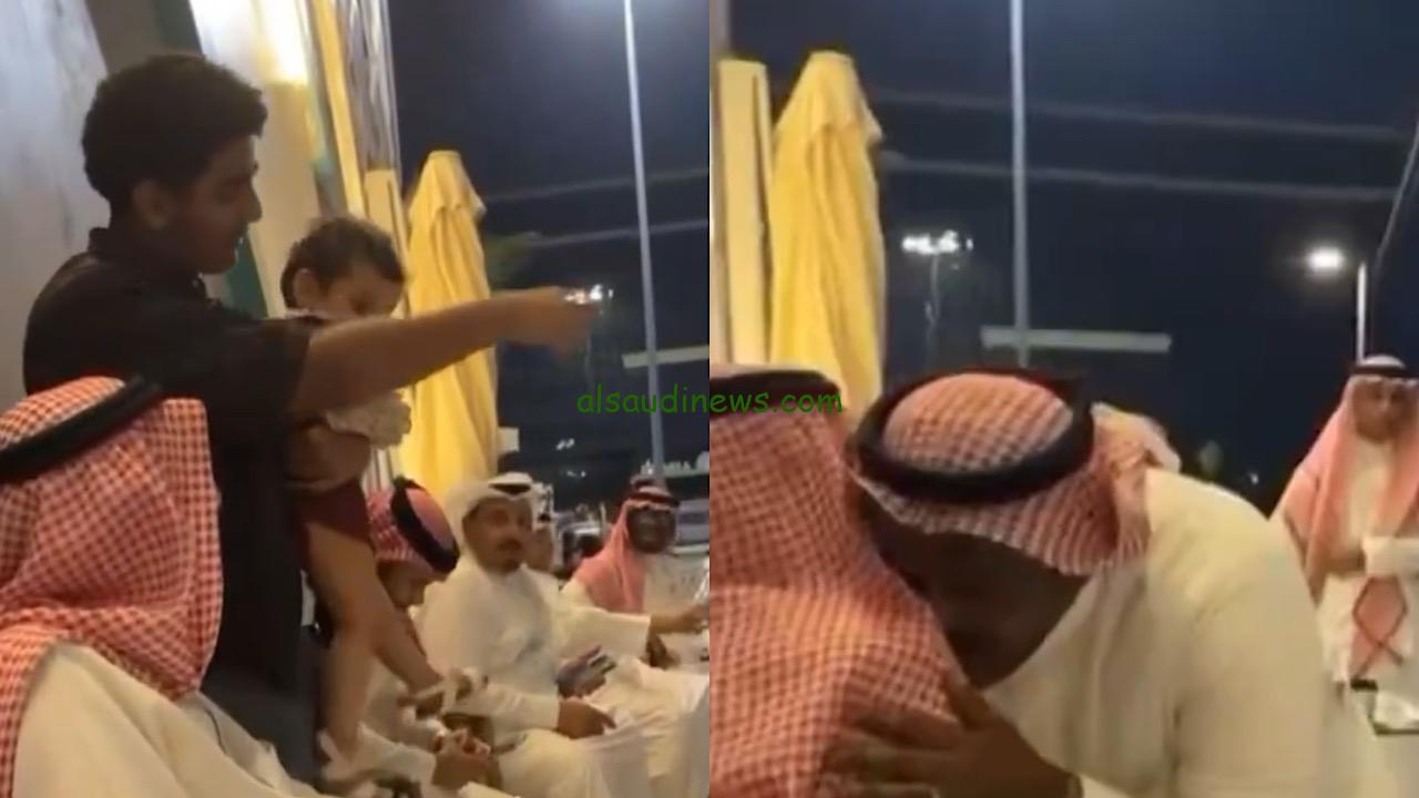 سمو أمير جازان يتفاعل مع المواطنين في كافيه ويحتضن طفلاً في لحظة إنسانية رائعة