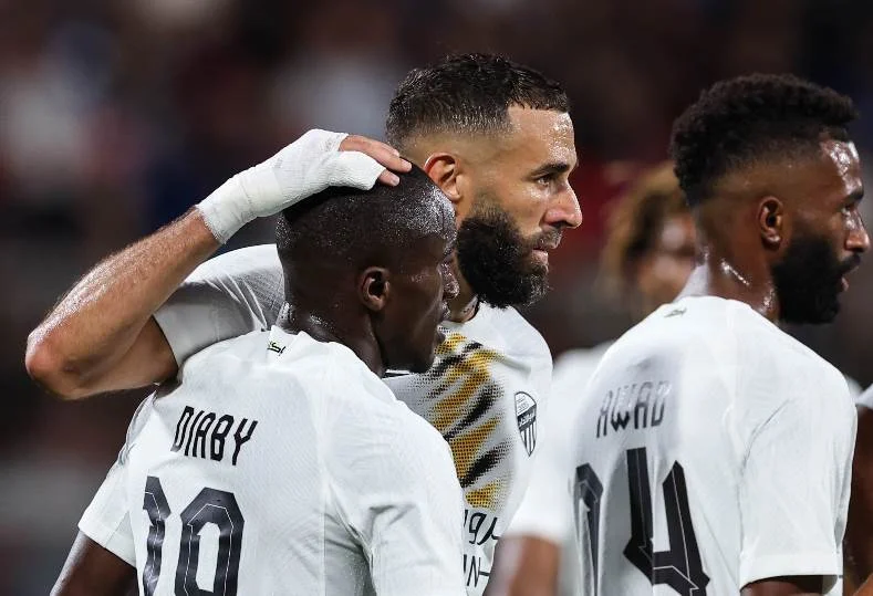 نزال الأبطال: الاتحاد يواجه الفتح في الدوري السعودي!