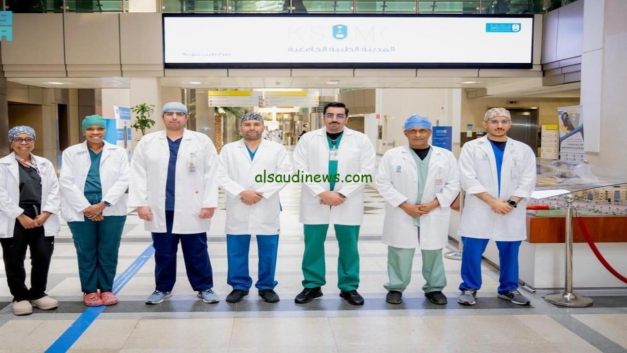 عملية جراحية رائدة بالروبوت لاستئصال ورم معقد في صدر مريض خمسيني