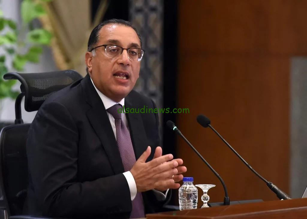 مدبولي يبدأ جولته في العاشر من رمضان بتفقد مصنع للأدوية