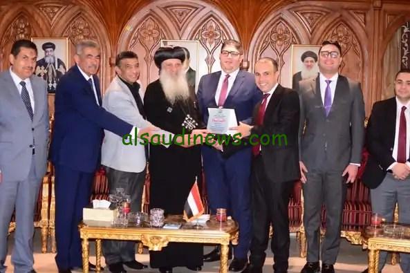 حزب الجبهة الوطنية يزور نيافة الأنبا بولا ويقدم له درعًا تقديريًا