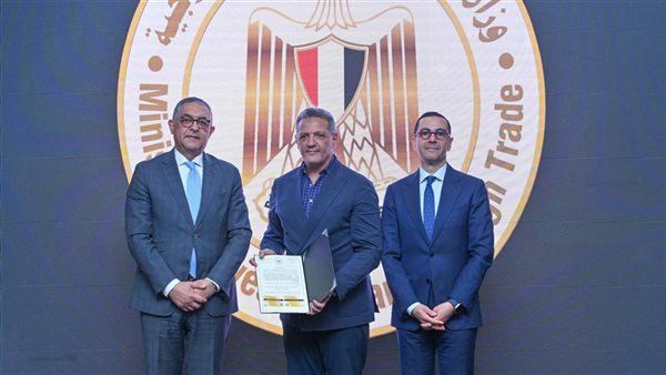 وزير الاستثمار يمنح 6 رخص ذهبية لمشروعات جديدة