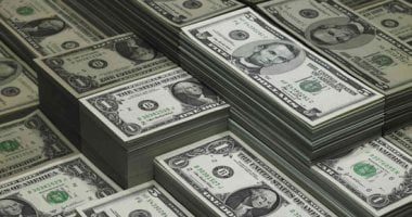 انخفاض الدولار مقابل الروبل الروسي لأدنى مستوى منذ مايو 2023